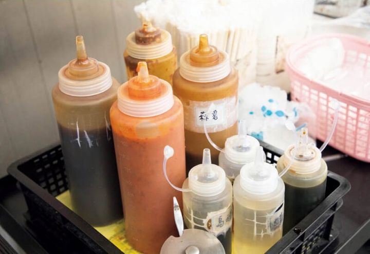 辛いソースやラー油など調味料も充実。