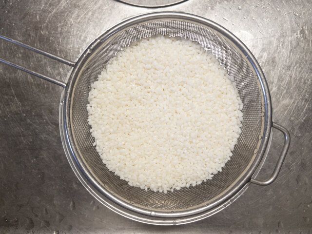 米を研いだ後、30分程水に浸水させ、ざるにとって水気を切っておきます。