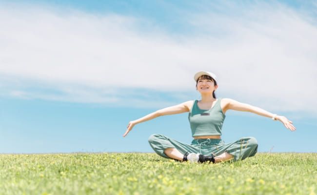 座って深呼吸をする女性