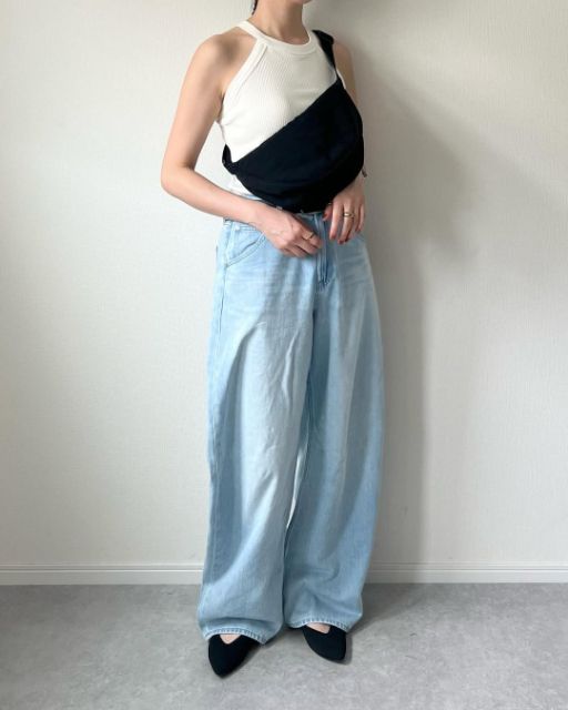 黒のラウンドミニショルダーバッグを着用したコーデ