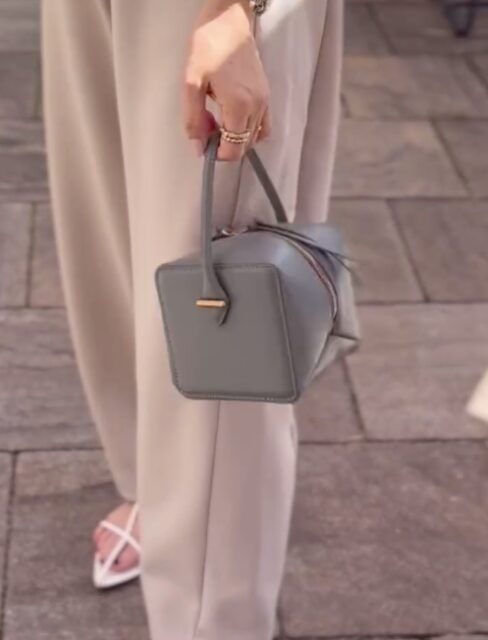 ZARAのミニキューブバッグを持っている