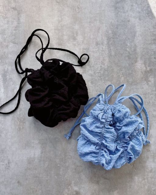 黒と青のシャーリングドローストリングバッグ