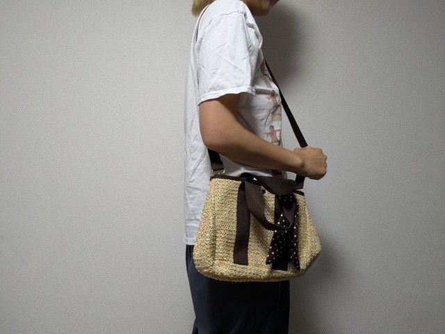 ナチュラルビューティーベーシックかごバッグ肩に掛けたところ