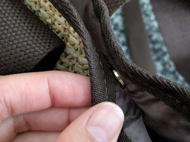 荷物の飛び出しを防ぐスナップボタン