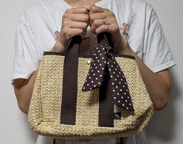 ナチュラルビューティーベーシックかごバッグ持ったところ