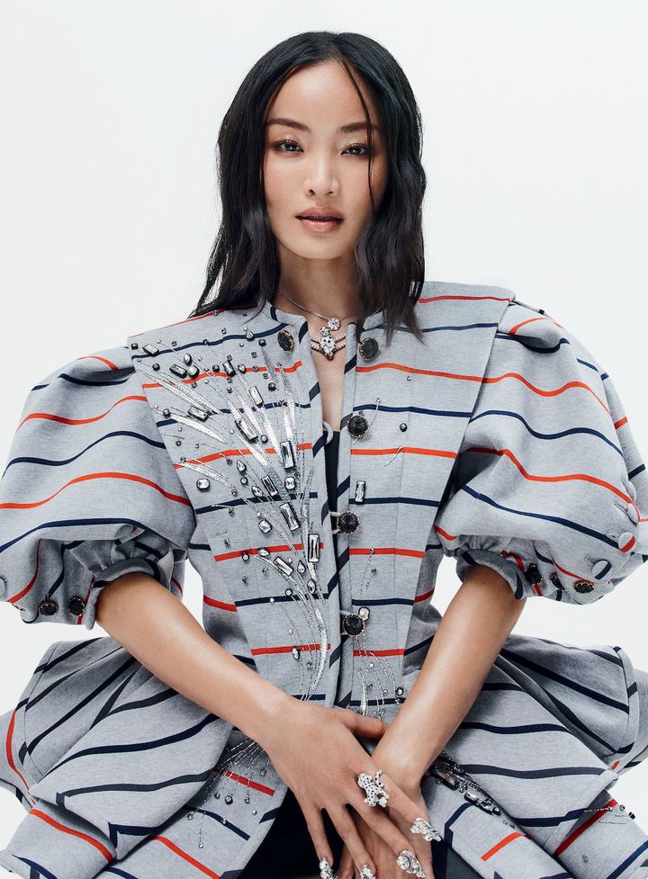 「1985」ネックレス（上）PT×ダイヤモンド ¥165,000,000(参考価格) 「パンテール ドゥ カルティエ」 ネックレス（下）WG×エメラルド×オニキス×ダイヤモンド ¥37,092,000（参考価格） リング PT×エメラルド×オニキス×ダイヤモンド ¥30,096,000（参考価格）／すべてCARTIER（カルティエ カスタマー サービスセンター） ジャケット ボディスーツ ともに参考商品／ともにLOUIS VUITTON（ルイ・ヴィトン クライアントサービス）