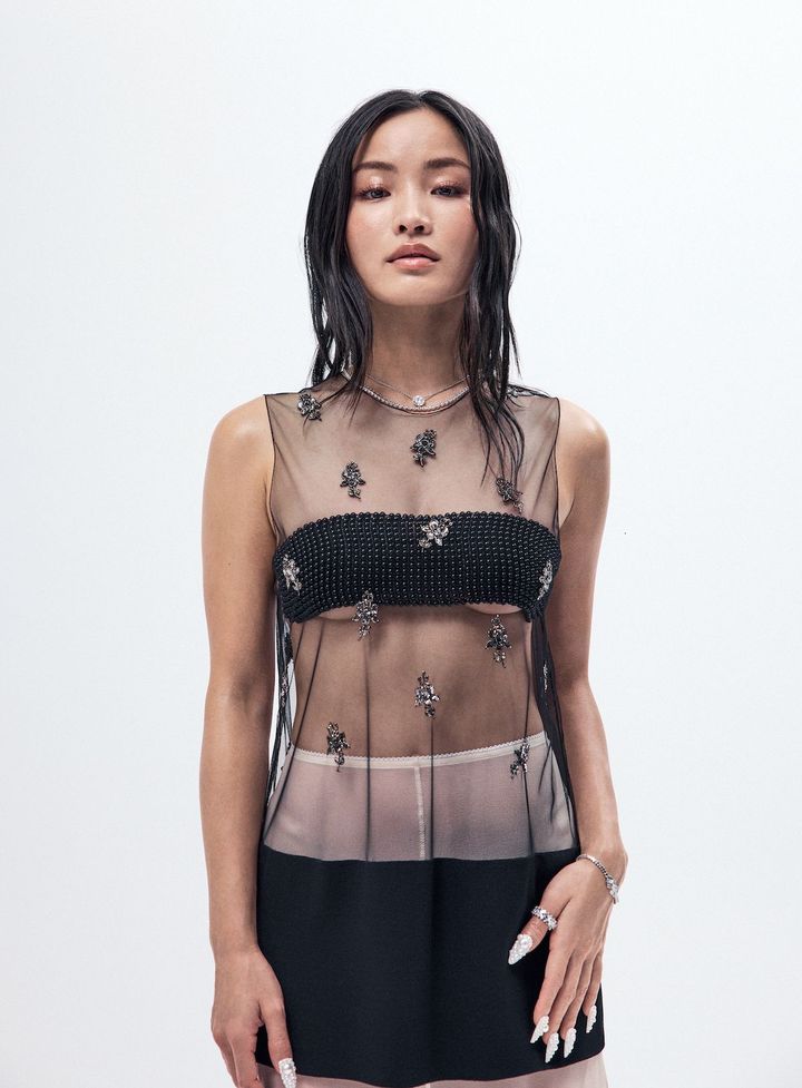 「1895」ネックレス（上） PT×ダイヤモンド ¥165,000,000(参考価格) 「エッセンシャル ライン」ネックレス（下） PT×ダイヤモンド ￥36,564,000（参考価格） 「リフレクション ドゥ カルティエ」ブレスレット ¥15,048,000（参考価格） リング ともにWG×ダイヤモンド 16,236,000（参考価格）すべてCARTIER（カルティエ カスタマー サービスセンター） シアートップ スカート ともに参考商品／ともにFENDI（フェンディ ジャパン） ブラトップ ¥000,000／COURRÈGES（エドストローム オフィス）