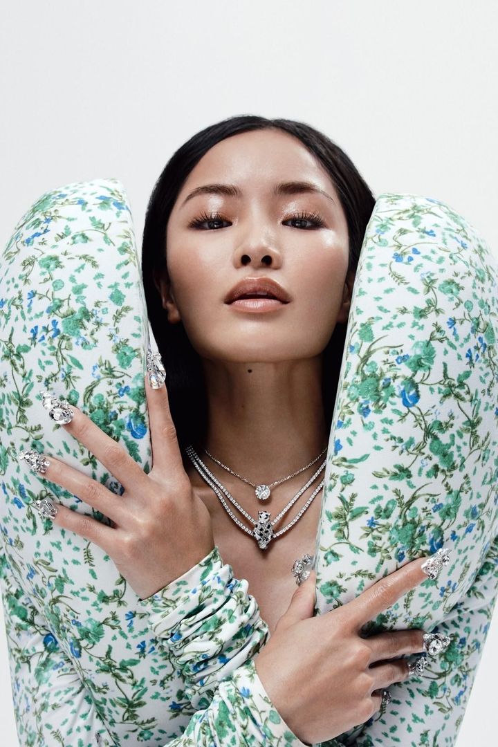 「1895」ネックレス（上）PT×ダイヤモンド ¥165,000,000(参考価格) 「パンテール ドゥ カルティエ」 ネックレス（下） WG×エメラルド×オニキス×ダイヤモンド ¥37,092,000（参考価格）／ともにCARTIER（カルティエ カスタマー サービスセンター） トップ／DURAN LANTINK（www.instagram.com/duranlantinkyo）