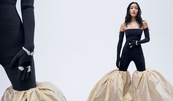 「パンテール ドゥ カルティエ」 ブレスレット WG×エメラルド×オニキス×ダイヤモンド ¥53,460,000（参考価格） リング（人差し指）PT×エメラルド×サファイア×オニキス×ダイヤモンド ¥28,512,000（参考価格） （薬指）PT×エメラルド×オニキス×ダイヤモンド ¥30,096,000（参考価格）／すべてCARTIER（カルティエ カスタマー サービスセンター） ジャンプスーツ グローブ／ともにCOPERNI（coperniparis.com）