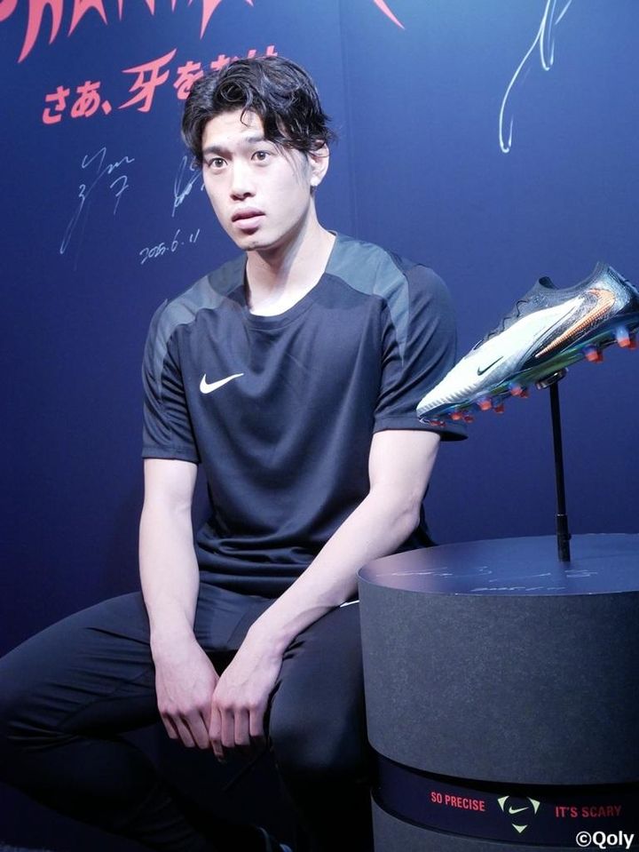 日本代表MF鈴木唯人はなぜ、一時期NIKEの「違うスパイク」を履いていたのか…本人に聞いてみた