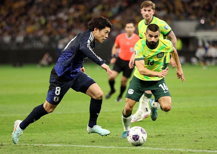 日本代表MF鈴木唯人はなぜ、一時期NIKEの「違うスパイク」を履いていたのか…本人に聞いてみた