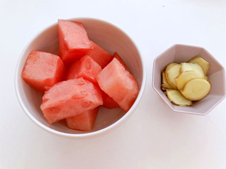 種を取ったすいかは角切りに、しょうがは皮付きのまま薄くスライスする
