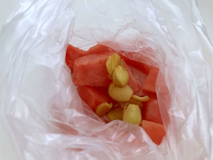 すいかと生姜シロップを袋に入れる