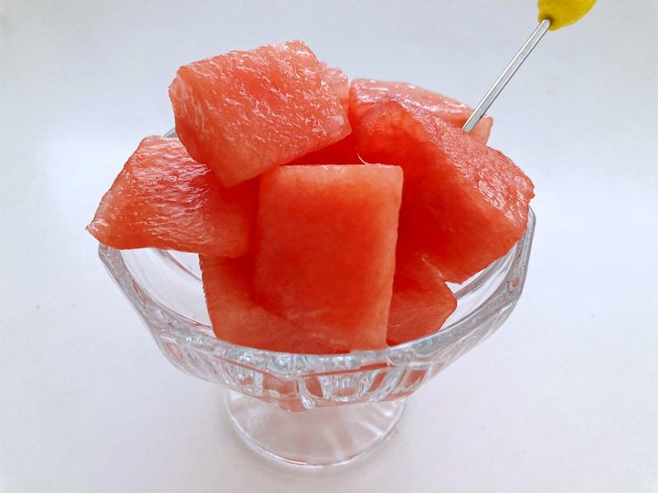 器に盛り付けたすいかのジンジャーマリネ