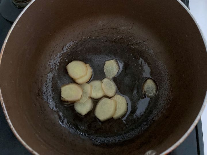 鍋にしょうがスライスとグラニュー糖、レモン汁を入れて煮立たせる