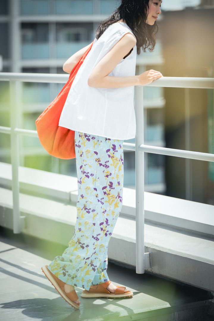 夏はブルーで涼しげに！柄パンツを大人っぽく着こなすには？【FUDGE FRIEND おしゃれさんの毎日コーディネート vol.560｜田中真里奈】