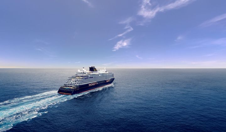 海を航行する美しい「エクスプローラⅠ」。