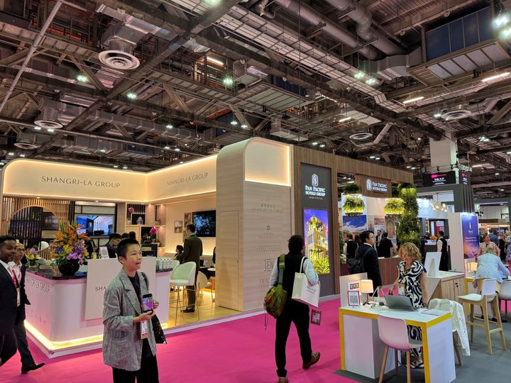 商談会場はこんな感じだが、規模が大きすぎて全体は収められない。