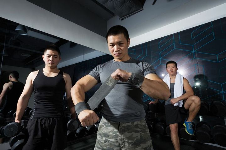 ジムの男性とトレーナーのイメージ