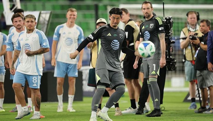 米国でオールスター選出の日本人GK、“クロスバー当てチャレンジ”で見事なキック披露