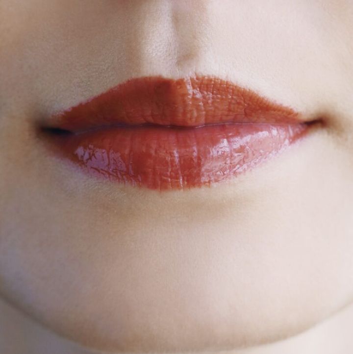 シンプルなシャツワンピに似合うブラウンリップ