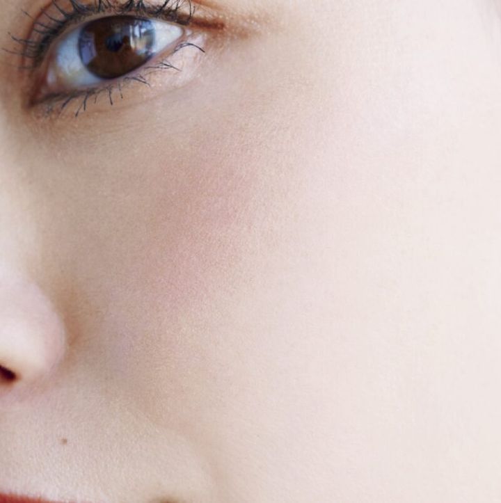 シンプルなシャツワンピに似合うチーク