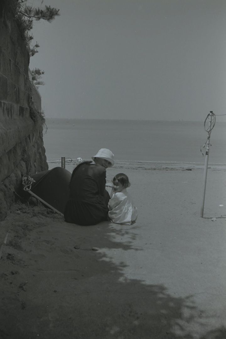 上田義彦《at Home・Morie and Karen・Hayama》1996年 ⒸYoshihiko Ueda