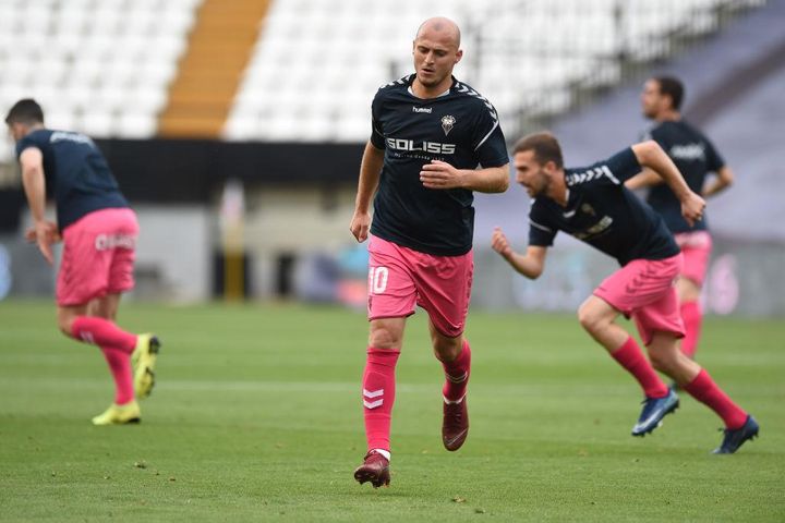 今夏のライバル間移籍も…「ファンが強烈に反発した」選手の取引6選