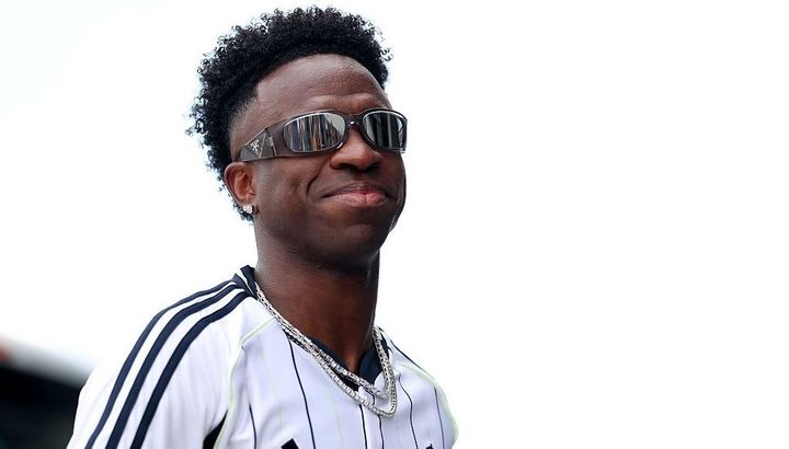 ブラジル代表エース、水着の美女4人とビーチで戯れる…ド派手なバカンスにファンは羨望