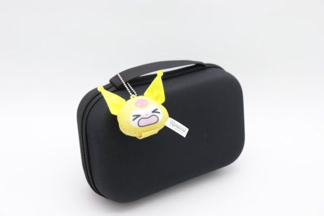 ダイソーのポーチにつけたつながるマスコット KU カラフル