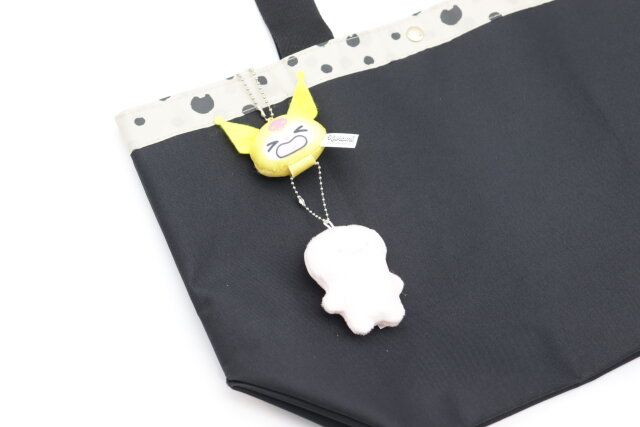 ダイソーのバッグに付けたつながるマスコット KU カラフル