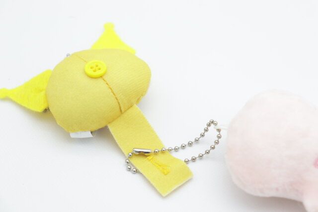 ダイソーのループ付きつながるマスコット KU カラフル