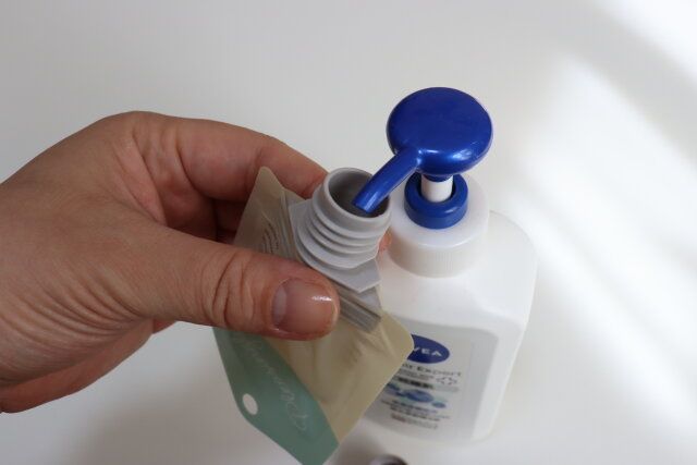 ダイソー 掛けられるつめ替えパウチ（ワンタッチタイプ、30ml、2個、シンプル） 詰め替え方