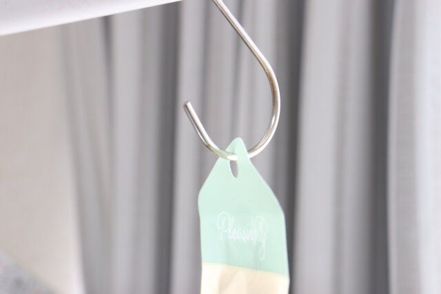 ダイソー 掛けられるつめ替えパウチ（ワンタッチタイプ、30ml、2個、シンプル） 吊るせる