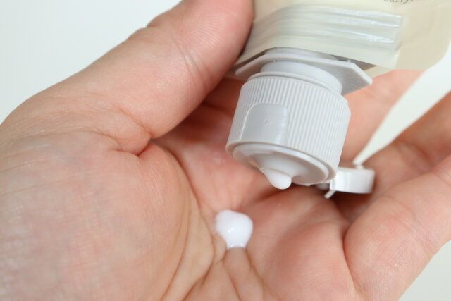 ダイソー 掛けられるつめ替えパウチ（ワンタッチタイプ、30ml、2個、シンプル） 使用例