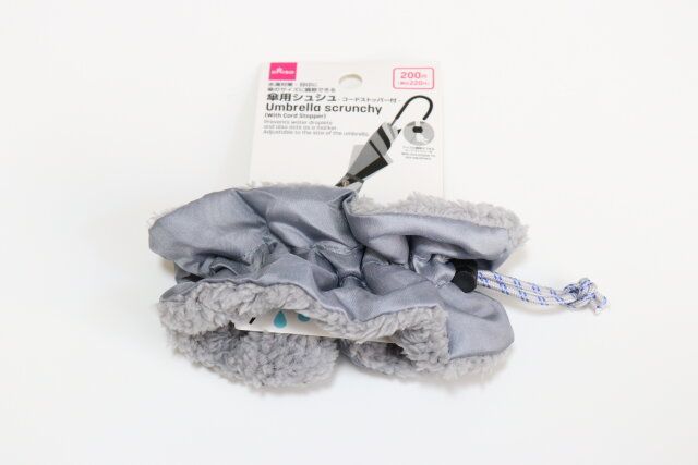 ダイソーの傘用シュシュ（コードストッパー付）のパッケージ