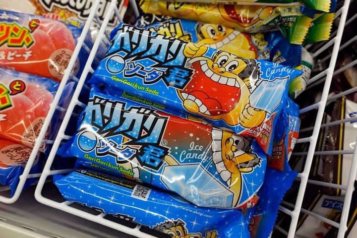 「ガリガリ君 ソーダ」（2016年4月、EPA＝時事）