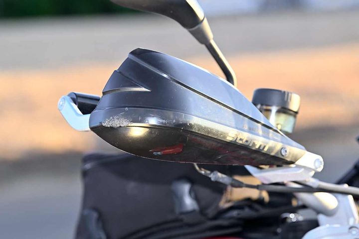 ハンドガードには立ちゴケした際に車体を守った痕が残る