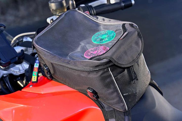 日常的な移動手段にも使うツーリストにとって欠かせないタンクバッグ 