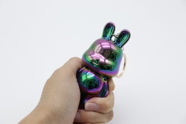 ダイソーのキーホルダー（ウサギ）はメタリックなデザインがかっこいい