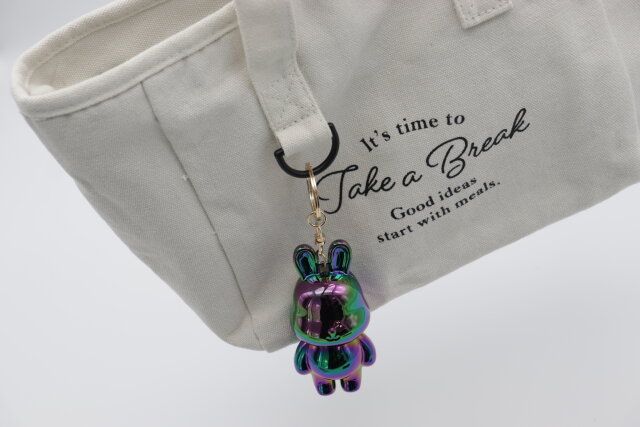 ダイソーのキーホルダー（ウサギ）は存在感抜群で目立つ