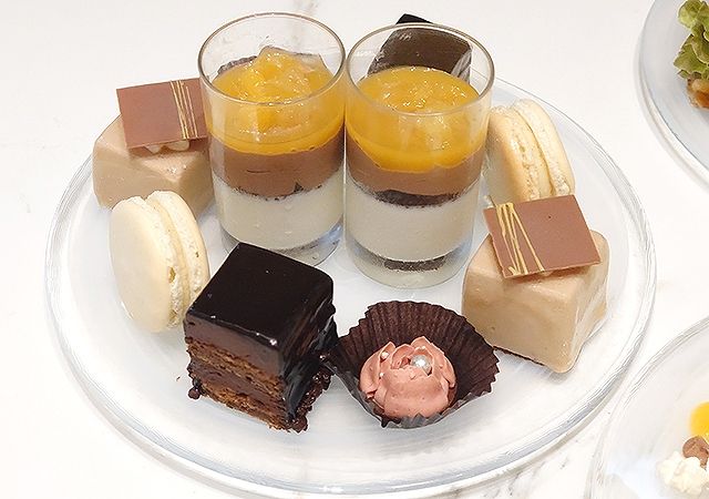 マカロンやチョコクリームとパンナコッタのヴェリーヌ、カモミールとミルクチョコのムース