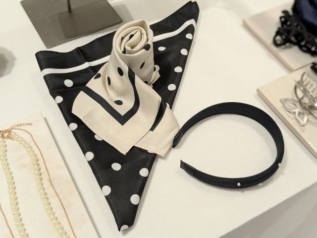 ドットスカートとパールライクカチューシャ