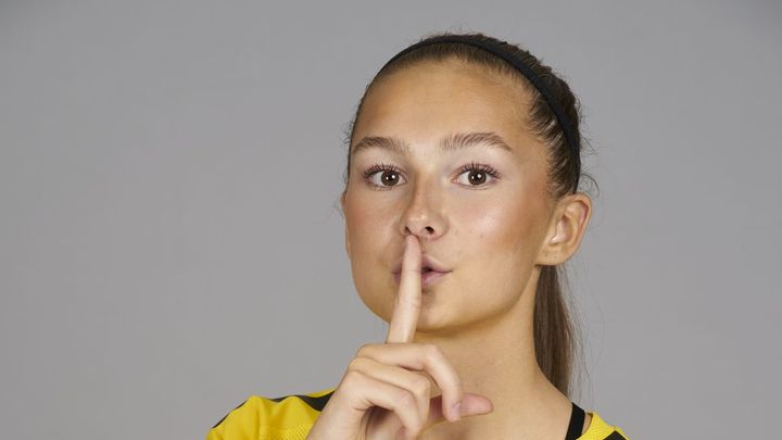 新たな「世界一セクシーな女子選手」誕生？名門加入22歳FWのビジュアルが話題に