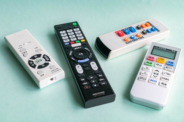 散乱したリモコン