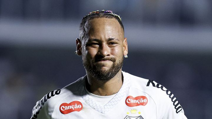 「幻のゴール」で33歳の世界的スターが荒ぶる…コーナーフラッグ破壊→ファンと口論