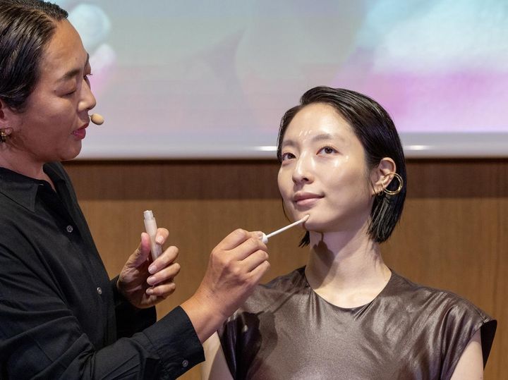 画像: 「エシリアル セラムコンシーラー」を使いメイクする岡田さん。 出典：エクセル