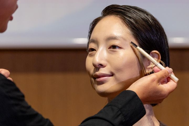 画像: 「ザ プライムアイブロウ」でメイクする岡田さん。 出典：エクセル