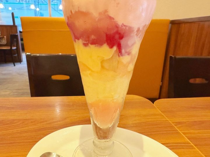 下の層には、ピーチソースや、ナタデココ、カスタードクリームなど、食感や風味の異なる多彩な素材が重なっています