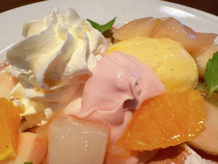 なめらかなホイップクリームや桃クリーム、ピーチソースに絡ませながら食べると、華やかな桃の香りが口いっぱいに広がって幸せな気分に